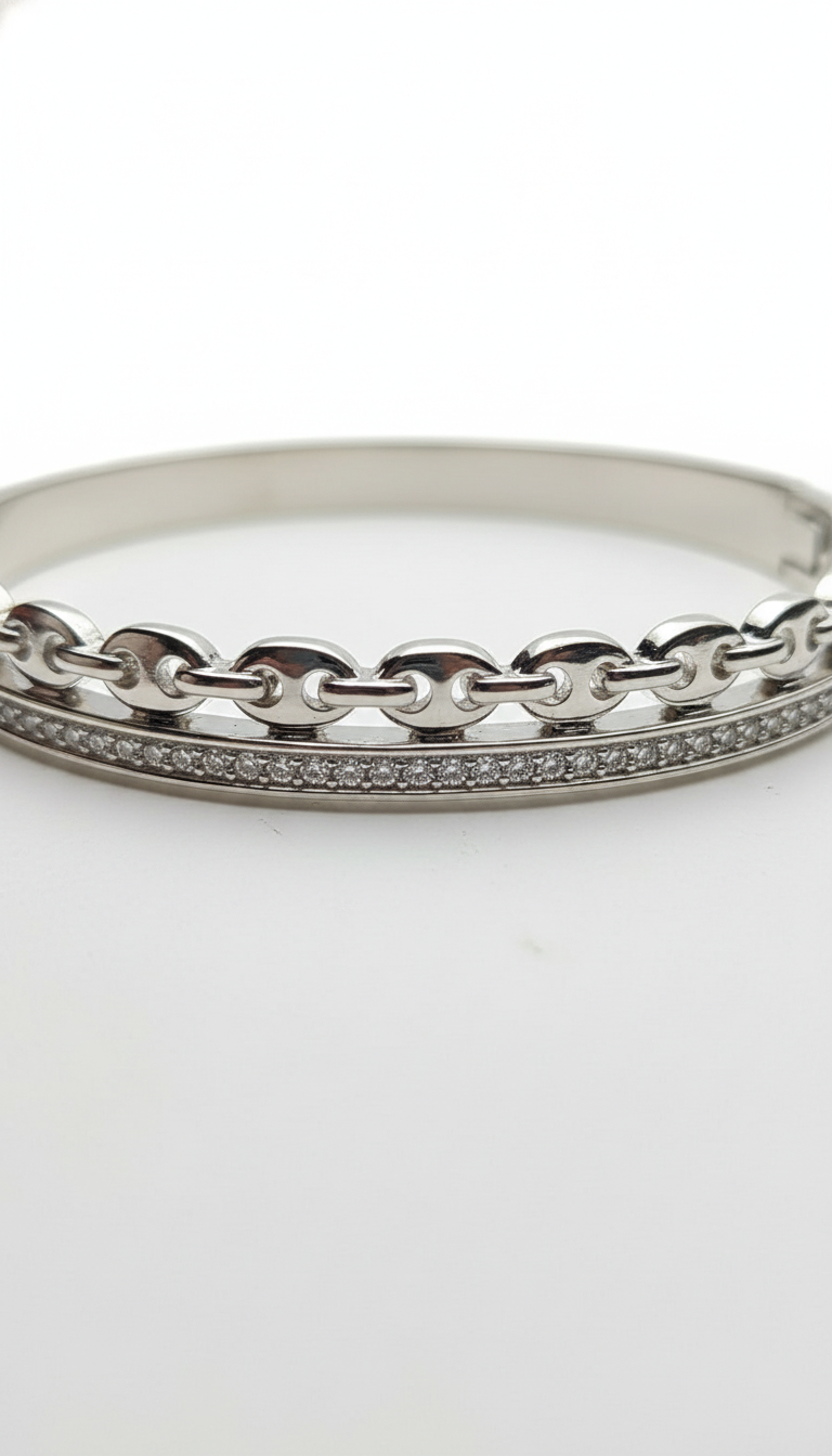 Close-up detail of chain pattern