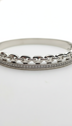 Close-up detail of chain pattern